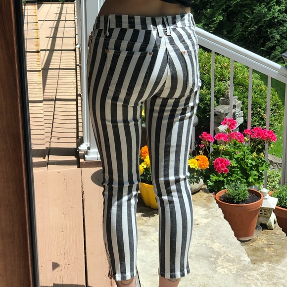 Mid-Rise Black and White Striped 7/8 Pants - Picture 7 of 10